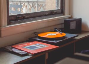 ジャケットデザインから紐解くアナログレコードの魅力。時代のスタイルを生み出し、今リバイバルへ。