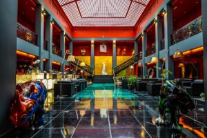 ホテルのロビーがギャラリーに。作品化していく宿泊空間