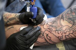 「TATTOO/タトゥー」　力の表象から、自己表現のデザインへ