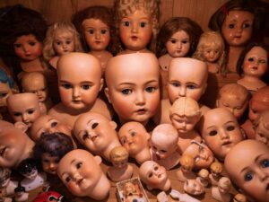 SNSでバズる「異世界」。珍宝館から書肆ゲンシシャまで、私たちを惹きつける“奇妙さ”とは