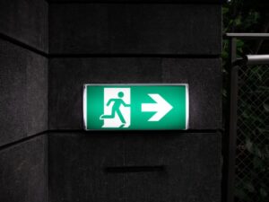 日本発・世界共通「非常口マーク」の秘密。実生活を陰で支える「ピクトグラム」とは？